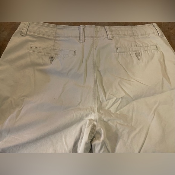 Men’s old Navy size 38 khaki shorts. - Picture 2 of 3